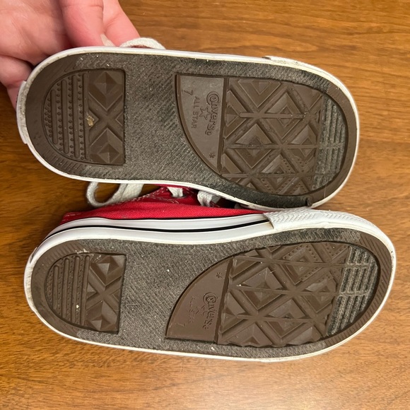 Converse Chuck Taylors red toddler size 8 gender neutral - Picture 8 of 9